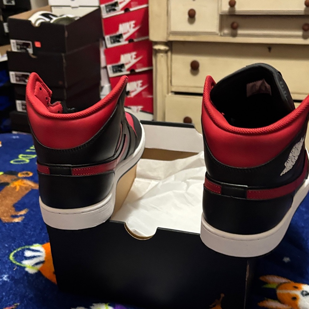 Jordan Athletic Shoes Black Red - Picture 4 of 8